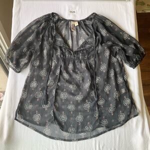 Mudd Women’s Elbow Sleeve V-neck Sheer Floral Blouse size S, Black & White